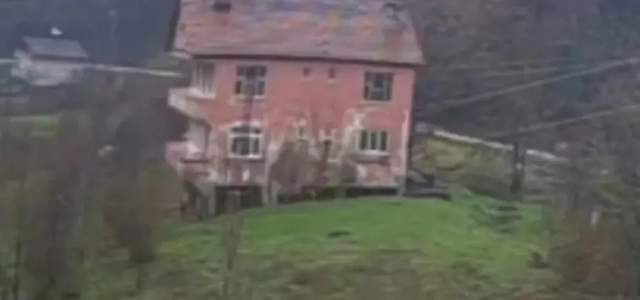 Heyelan kabusu: 2 katlı ev çöktü