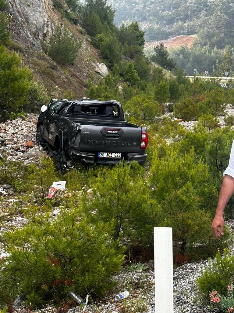 Trafik kazası geçiren eski Ekonomi Bakanı Nihat Zeybekci taburcu oldu