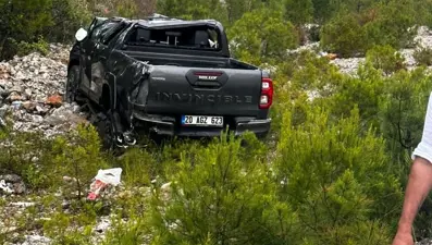 Trafik kazası geçiren eski Ekonomi Bakanı Nihat Zeybekci taburcu oldu