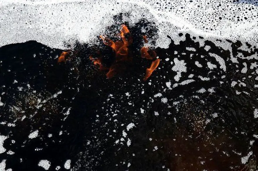 Erzurum'da bir doğa harikası! Suyun üstündeki köpükler alev alıyor 3