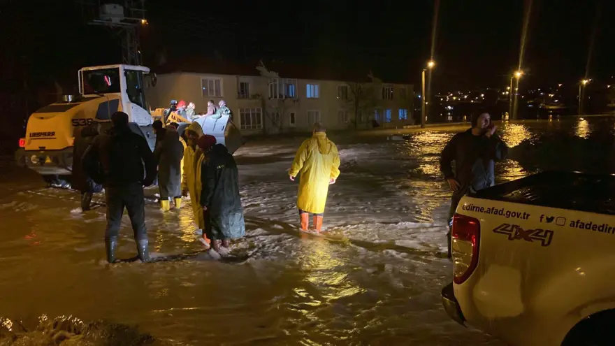 Edirne Uzunköprü'de dere taştı: Mahsur kalanlar kurtarıldı 4