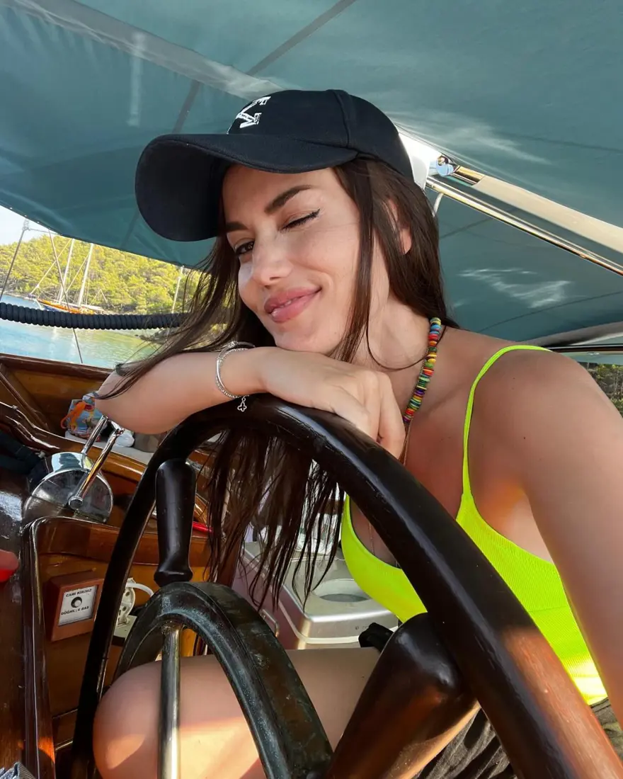 Fahriye Evcen'den çok konuşulan tekne pozları 1