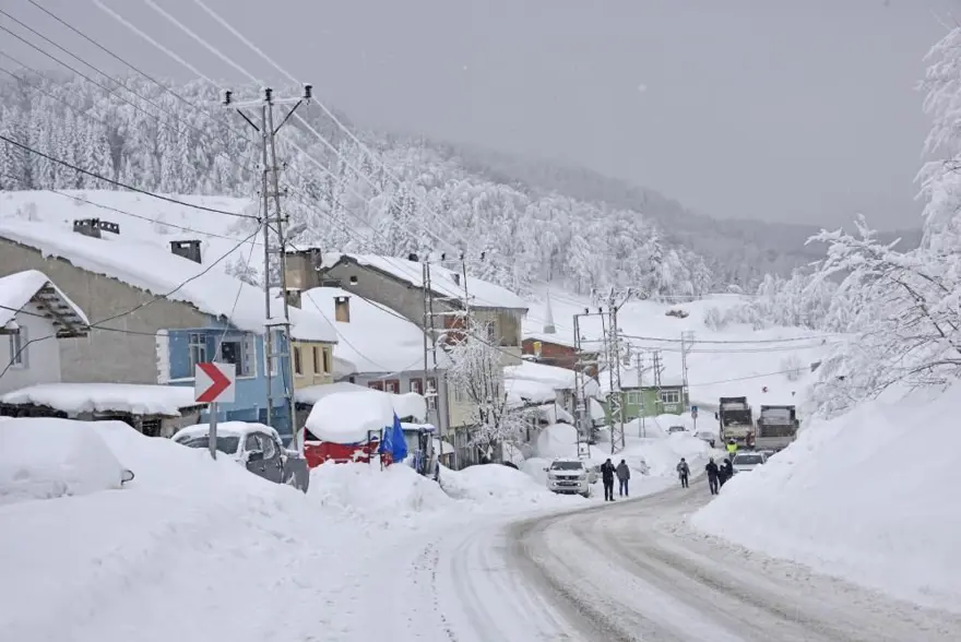 10 gündür aralıksız yağan kar, hayatı durdurdu: Otomobiller kar altında kayboldu 