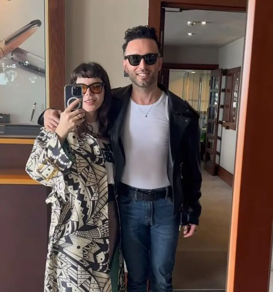 Mabel Matiz ve Gaye Su Akyol öpüştü! Sosyal medya ikiye bölündü 