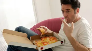 Pizzaya bakarken yenen salata daha lezzetli