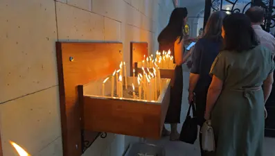 Türkiye'nin tek Ermeni mahallesinde Paskalya ayini: İlahiler okundu, mumlar yakıldı