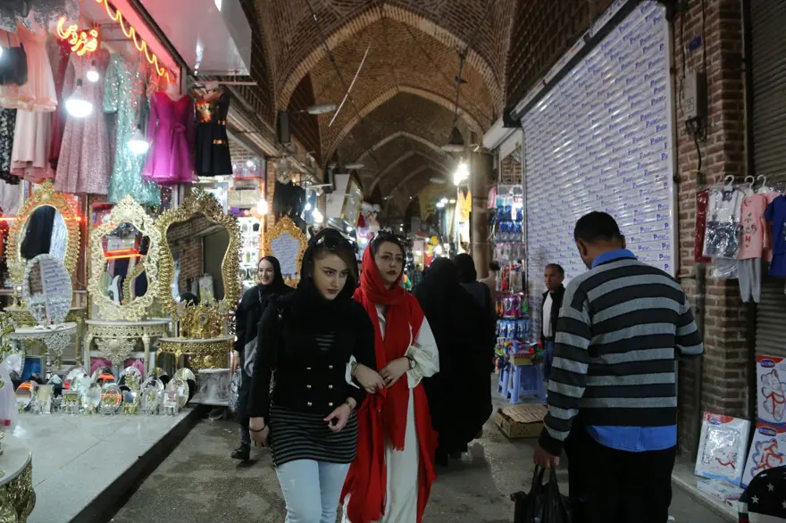 Geçmişten günümüze İran'ın ünlü ticaret merkezi tarihi Erdebil Kapalı Çarşısı Geçmişten günümüze İran'ın ünlü ticaret merkezi tarihi Erdebil Kapalı Çarşısı
