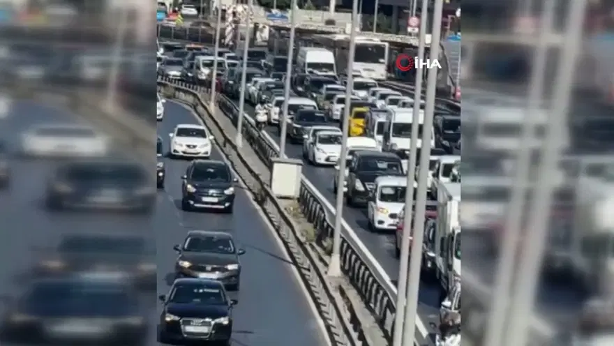 İstanbul’da E-5’i kilitleyenhalay 1 İstanbul’da E-5’i kilitleyenhalay 1