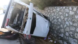 Refüjü aşan otomobil, istinat duvarına çarptı: 1 ölü, 2 yaralı Refüjü aşan otomobil, istinat duvarına çarptı: 1 ölü, 2 yaralı