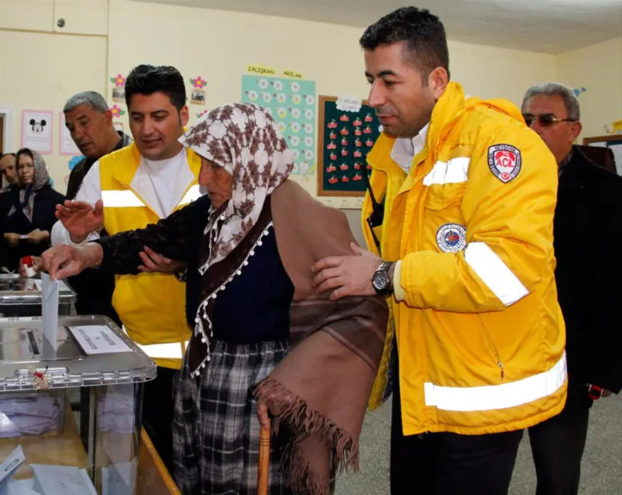 113 yaşındaki kadın ambulansla götürüldü 2 113 yaşındaki kadın ambulansla götürüldü 2