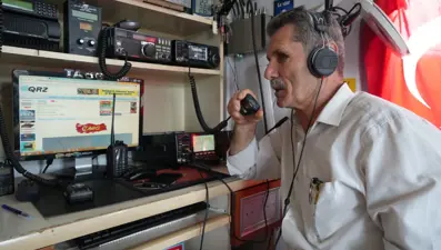 Evine hobi amaçlı telsiz istasyonu kurdu: 180 ülke ile haberleşiyor