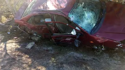 Hurdaya dönen araçtan yaralı olarak kurtuldu