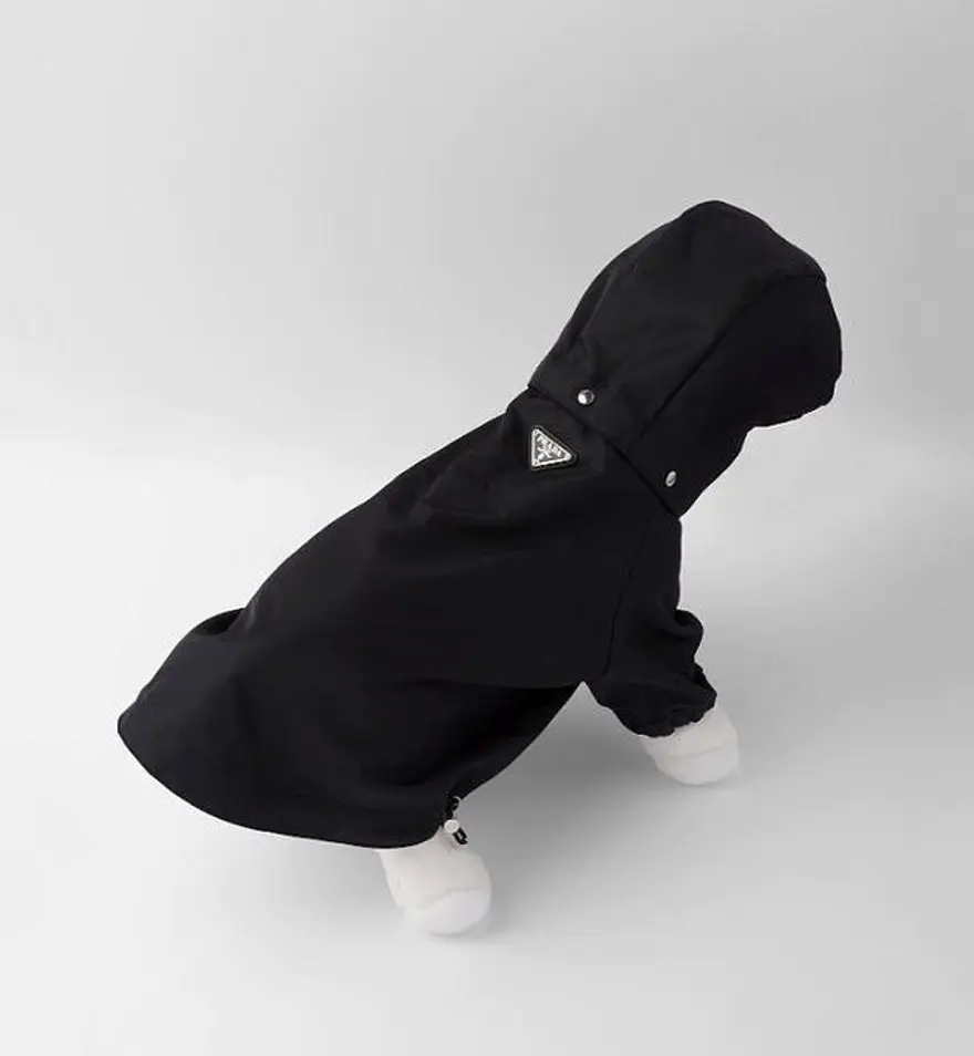 Prada'dan 13 bin TL'ye köpek yağmurluğu 5 Prada'dan 13 bin TL'ye köpek yağmurluğu 5