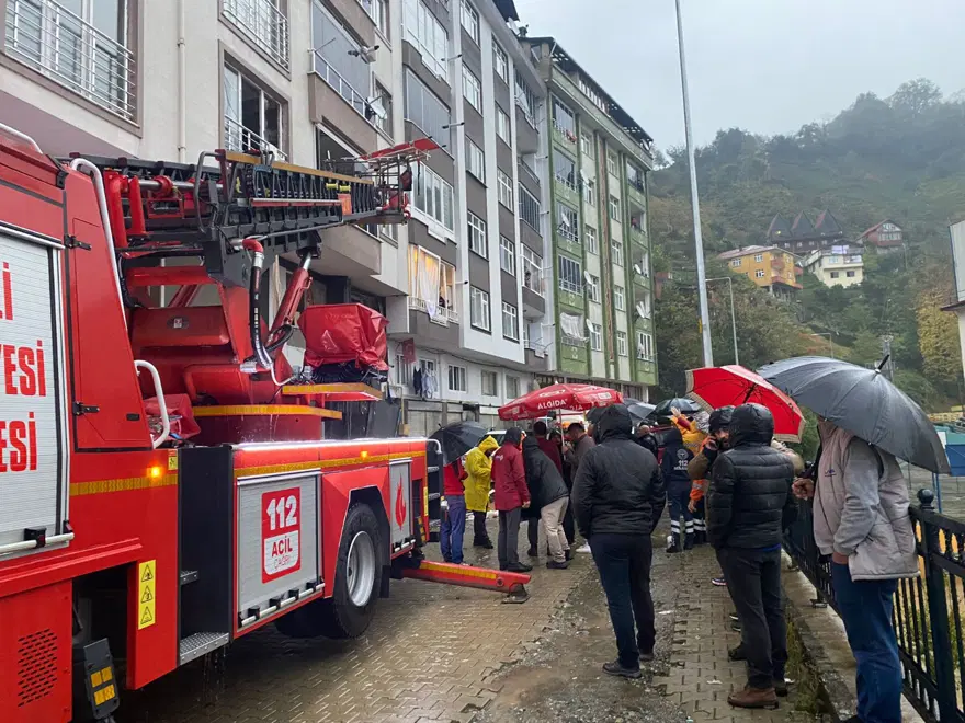 Çayeli'de heyelan: 1 ölü, 4 yaralı Çayeli'de heyelan: 1 ölü, 4 yaralı
