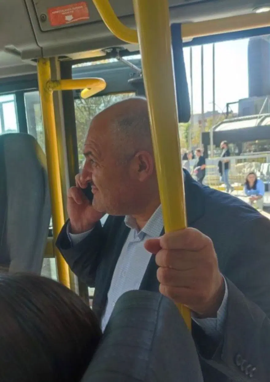 EyüpAksu’dan minibüsteki fotoğrafına açıklama: Taksi bulamadığı için mi bindi? 1 EyüpAksu’dan minibüsteki fotoğrafına açıklama: Taksi bulamadığı için mi bindi? 1