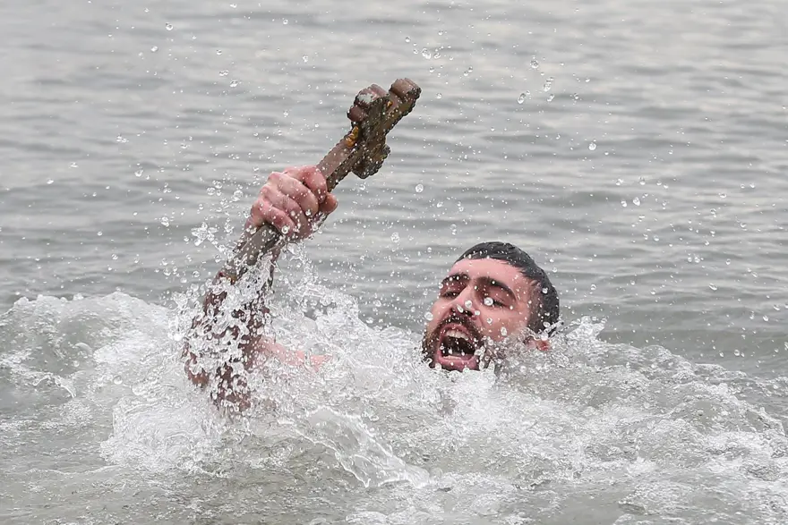 Buz gibi suda haç çıkarma töreni 5 Buz gibi suda haç çıkarma töreni 5