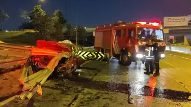 Bariyer otomobile saplandı, sürücü ağır yaralı
