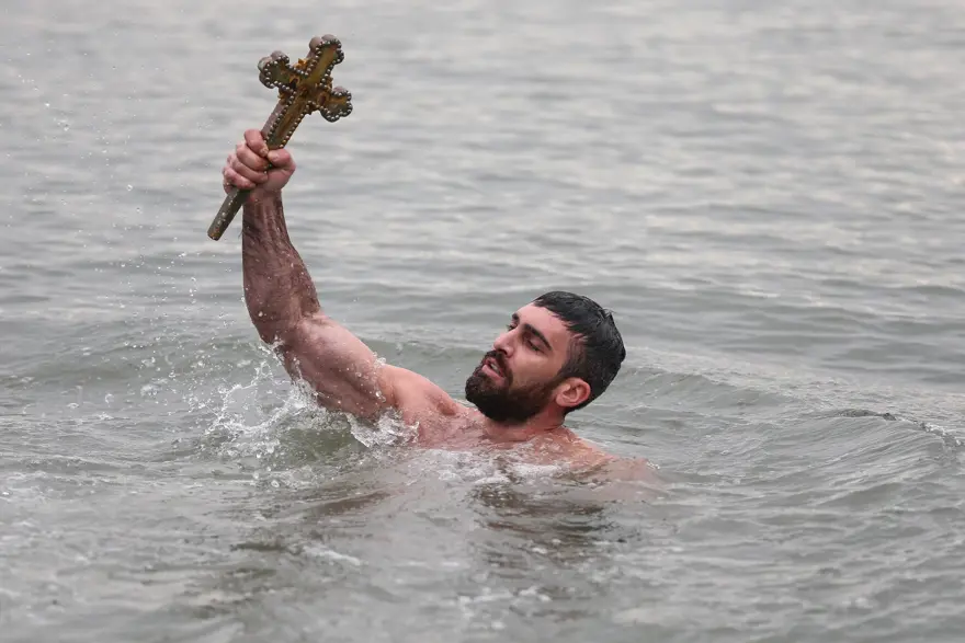 Buz gibi suda haç çıkarma töreni 6 Buz gibi suda haç çıkarma töreni 6