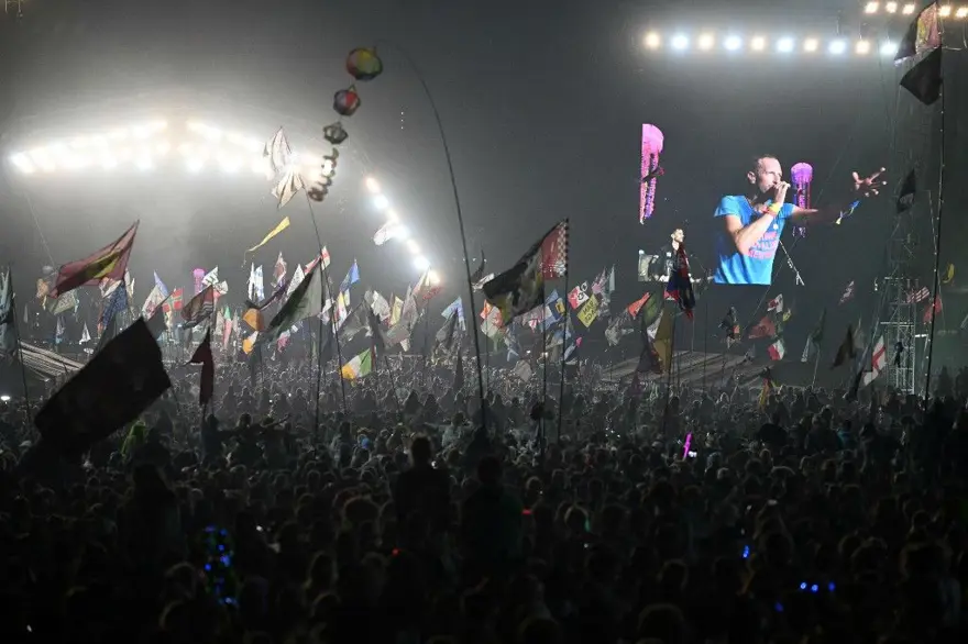 Glastonbury'e damga vurdu: Coldplay konserinde Michael J. Fox sürprizi 1