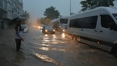 Ordu'nun Fatsa ilçesinde sağanak nedeniyle çok sayıda ev ve iş yerini su bastı