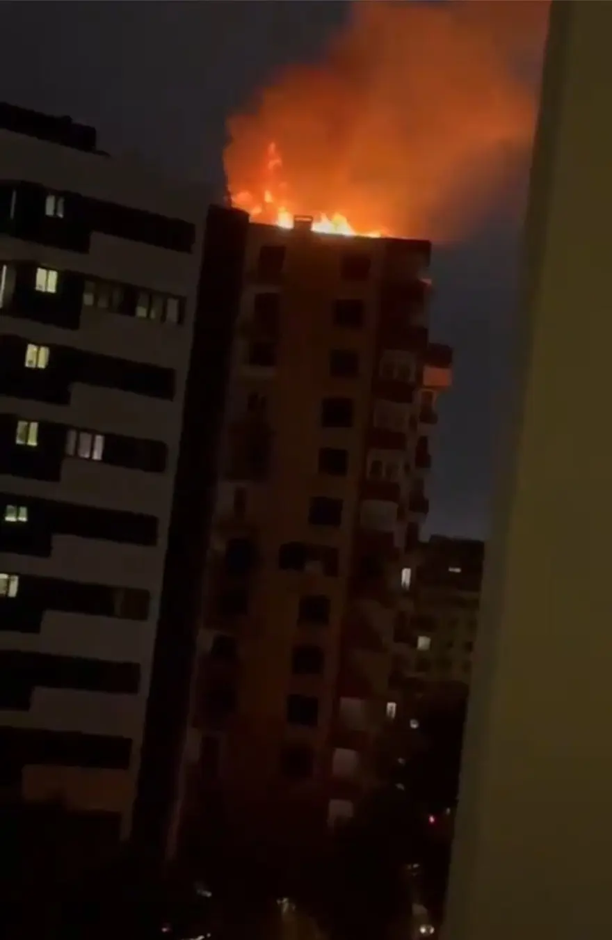 KADIKÖY'DE 14 KATLI BİNANIN ÇATISINA YILDIRIM DÜŞTÜ 13