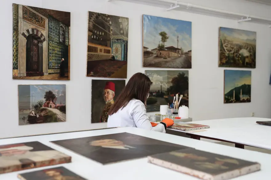 Topkapı Sarayı'nın deposundaki tablolara bakım 4