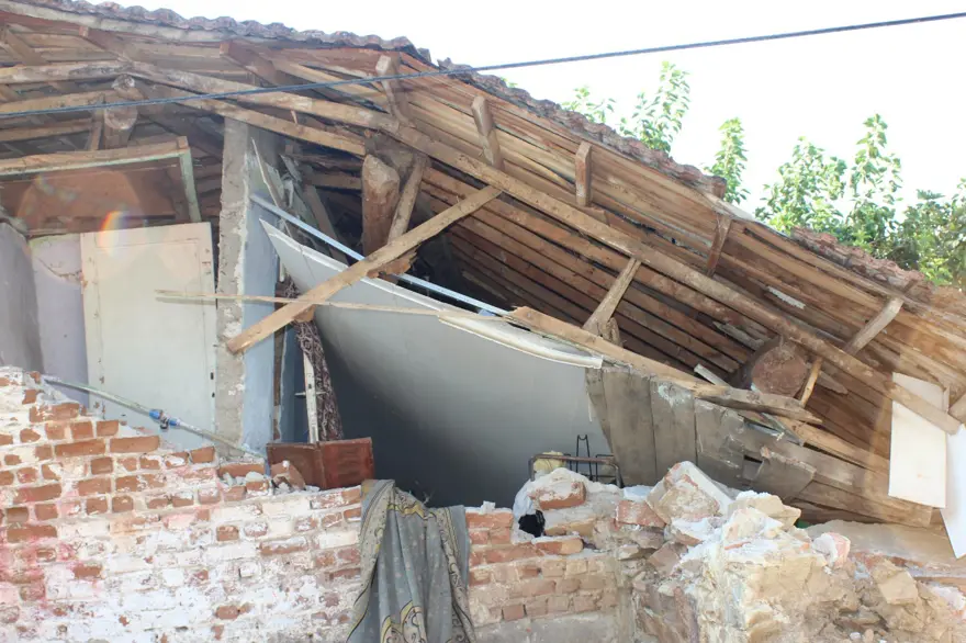 İzmir’de aşırı yağış çatıyı çökertti: 3 yaralı 2