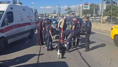 Kadıköy’de sapağı kaçıran otomobil sürücüsü motosiklete çarptı