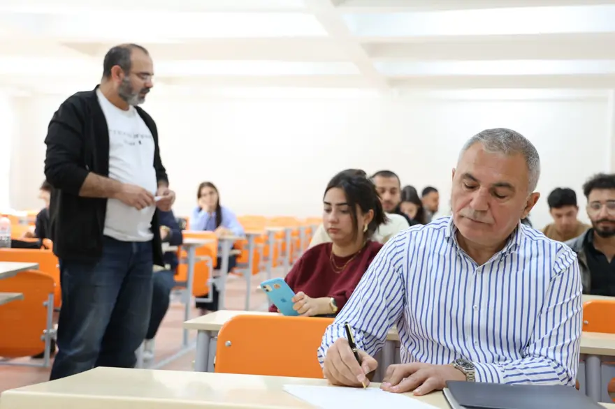 55 yaşında hayâlini gerçekleştirdi: Dede torun aynı üniversitede okuyor 1