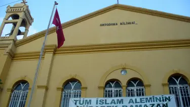 Ortodoks kilisesinden afişli bayram kutlaması