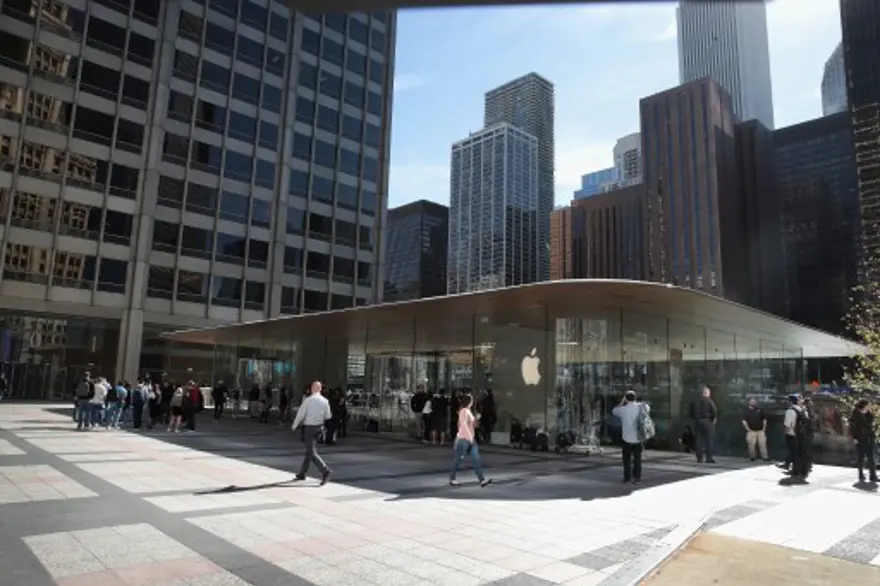 Apple Chicago'da çatısı "MacBook" şeklinde mağaza açtı Apple Chicago'da çatısı "MacBook" şeklinde mağaza açtı