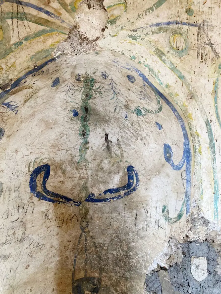 Tarihi Macar Camii'nin duvarlarında argo sözcükler 2