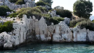 Tersane Koyu'nu ilan tahtasına çevirdiler