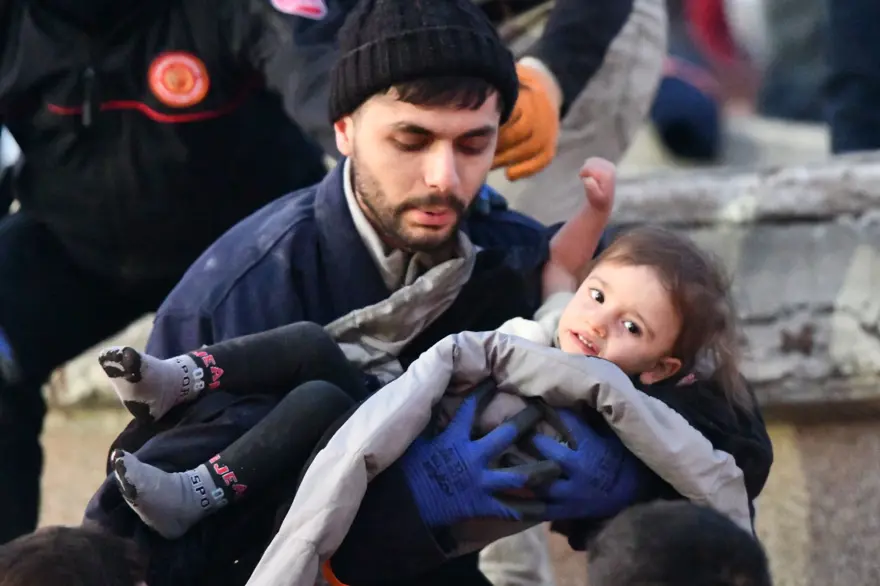 Enkaz altındakiler için zamana karşı yarış 55