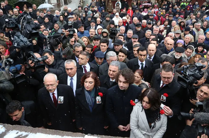 Gazeteci Uğur Mumcu katledilişinin 25'inci yılında anıldı 5 Gazeteci Uğur Mumcu katledilişinin 25'inci yılında anıldı 5