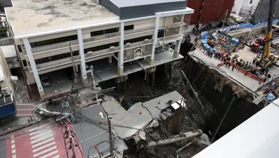 Tayland'da yol çöktü: 50 metre derinliğinde çukur oluştu