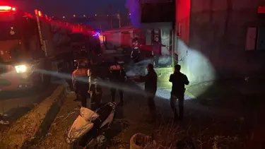 Babasının evini yakıp, av tüfeğiyle yangına müdahaleyi engelledi