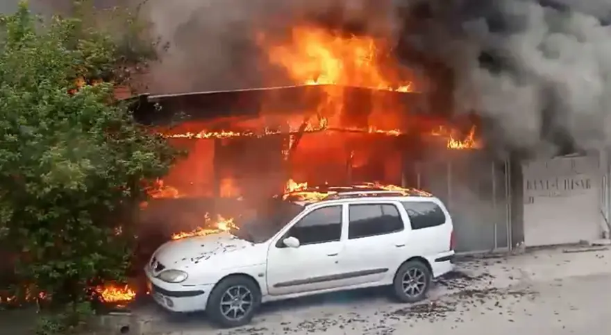 Atıl durumdaki yangın, arabayı yaktı 1 Atıl durumdaki yangın, arabayı yaktı 1