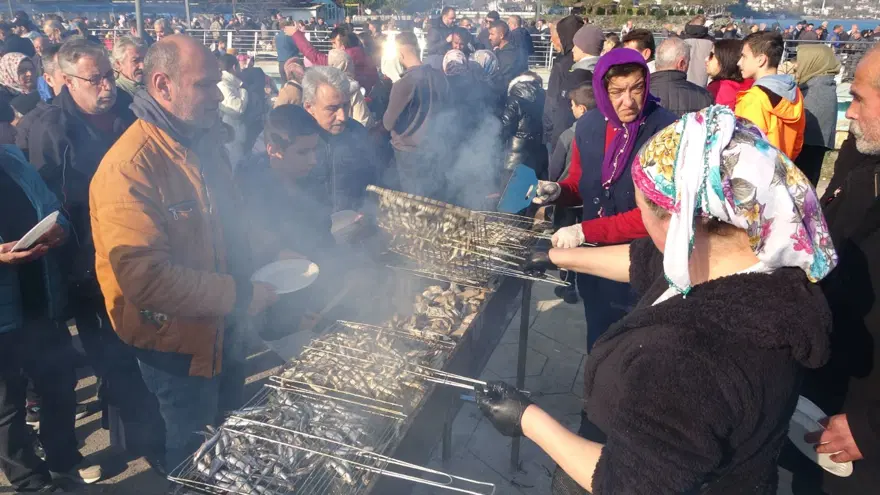 10 ton hamsi tüketildi: Binlerce vatandaş akın etti 2 10 ton hamsi tüketildi: Binlerce vatandaş akın etti 2