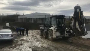 Tuzla'da boş arazıye kimyasal atık bıraktılar Tuzla'da boş arazıye kimyasal atık bıraktılar