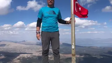 Yıpranan Türk bayrağını değiştirmek isterken kaybolan dağcının cesedine ulaşıldı