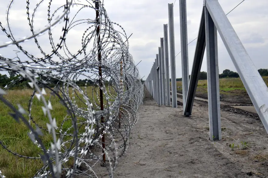 Macaristan-Sırbistan sınırına tel örgü 26 Macaristan-Sırbistan sınırına tel örgü 26