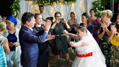 Down sendromlu Nilay, temsili düğünle gelinlik giydi