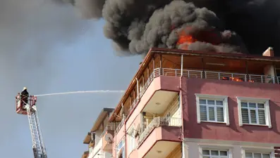 Ordu'da çatı tamiri sırasında iki daire yandı