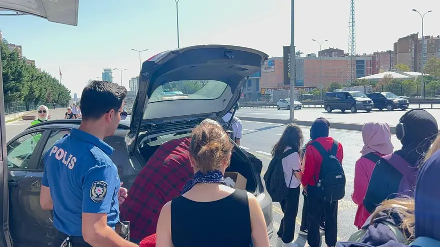 İstanbul'da otomobil durağa daldı 3 İstanbul'da otomobil durağa daldı 3