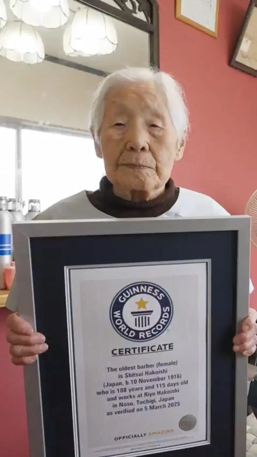 108 yaşında ve hala saç kesiyor: Dünyanın çalışan en yaşlı kadın berberi 108 yaşında ve hala saç kesiyor: Dünyanın çalışan en yaşlı kadın berberi