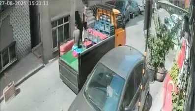 "Domatesi eksik tarttın" tartışması: Satıcı, müşteriye kamyonetle çarptı