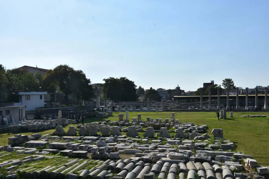 İzmir'de heyecan yaratan buluş: Belden üstü yok, tam bin 800 yıllık 1 İzmir'de heyecan yaratan buluş: Belden üstü yok, tam bin 800 yıllık 1