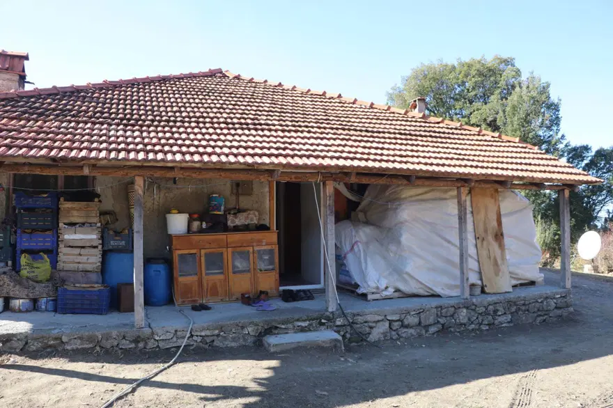 Üç hırsız çiftçi çiftedehşeti yaşattı: Koli bandıyla bağlayıp evi soydular 1 Üç hırsız çiftçi çiftedehşeti yaşattı: Koli bandıyla bağlayıp evi soydular 1