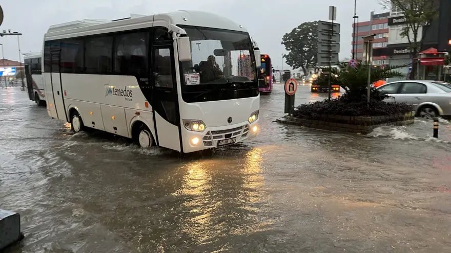 Çanakkale'de sağanak: Cadde ve sokaklar göle döndü 2